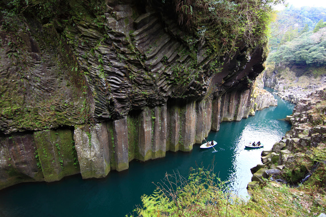 Takachiho Gorge is located in the southwestern part of the village of the same name in Japan and is the main attraction of Kyushu. It consists of volcanic basalt rocks up to 100 meters high, which rise majestically above the blue-green waters of the Gokasegawa River. In 1934, Takachiho was declared a natural monument and is now protected by the state.