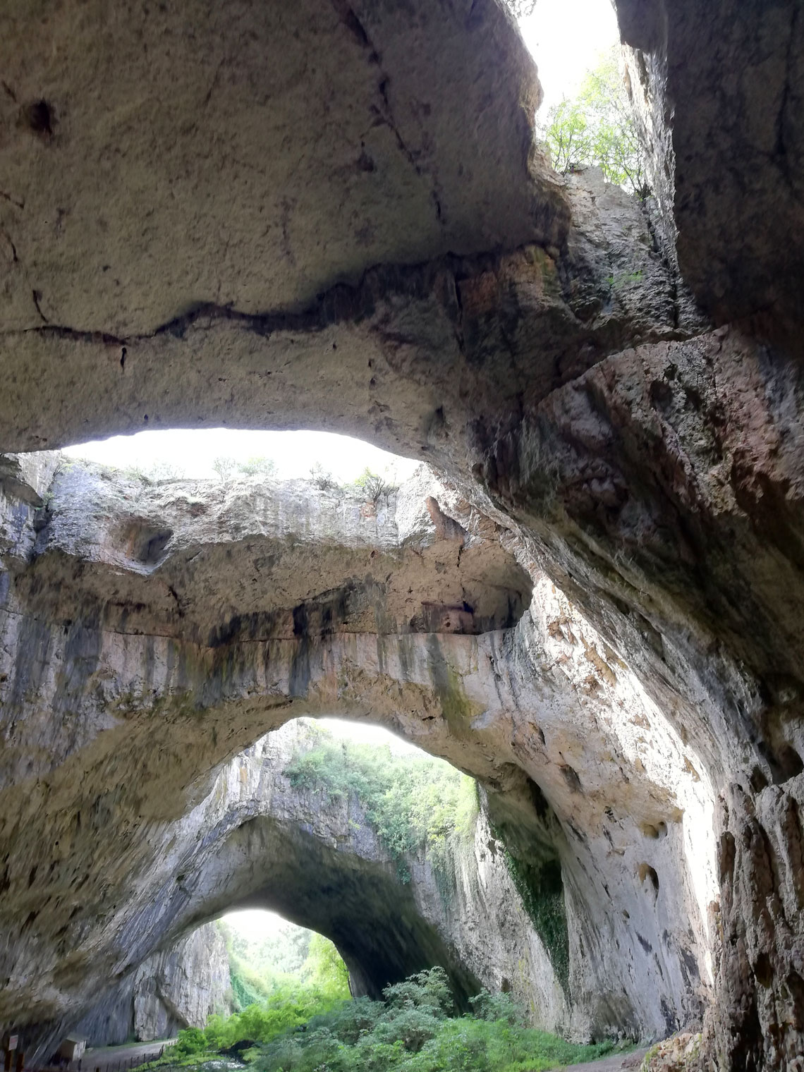 Die Devetashka-Höhle liegt etwa 2 km vom Dorf Devetaki entfernt. Ein schmaler Pfad am Fluss führt vom Dorf direkt zur Höhle. Es kann auch über die Straße 301 erreicht werden, dann über einen 400 Meter langen Feldweg und eine Betonbrücke. Ausgrabungen, die hier in den 1950er Jahren begannen, zeigten eine fast kontinuierliche menschliche Besiedlung dieses Gebiets seit dem Spätpaläolithikum. Die frühesten Spuren menschlicher Präsenz stammen aus dem Mittelpaläolithikum vor etwa 70.000 Jahren.