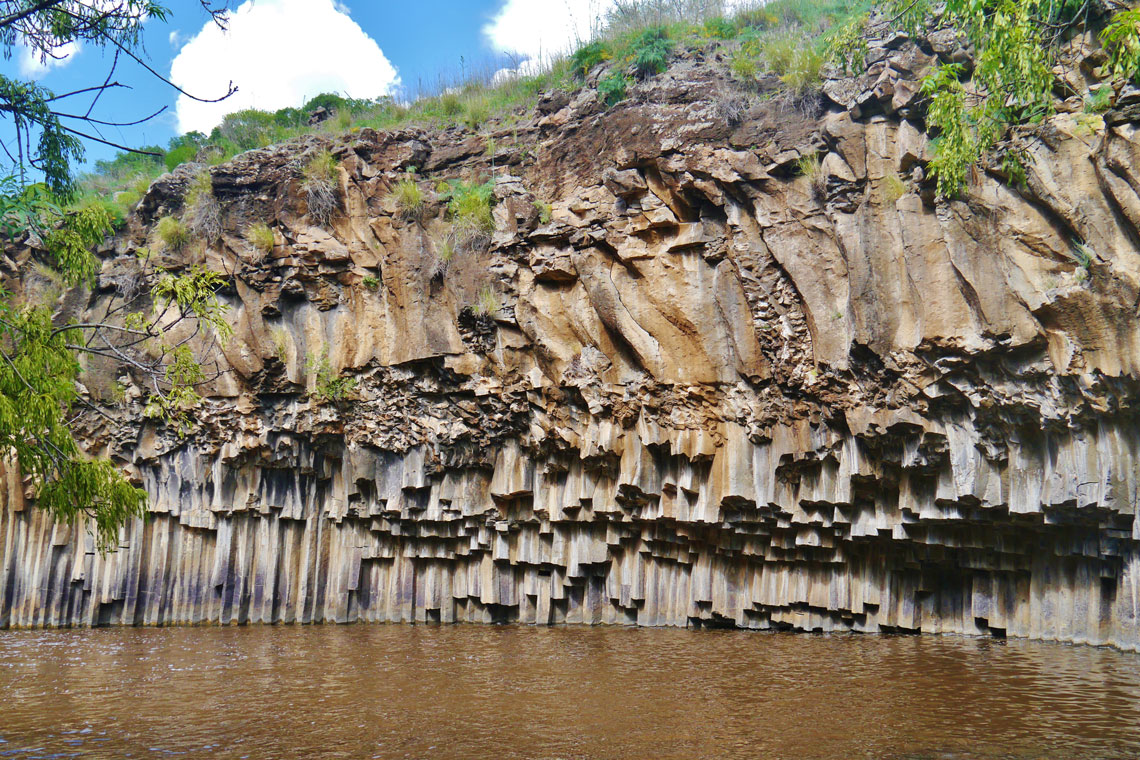 Diese erstaunliche geologische Formation entstand durch das langsame Abkühlen von Schichten von Lavaströmen über einen langen Zeitraum. Als sich die Lava verfestigte und abkühlte, wurde sie aufgrund der Kontraktion in polygonale Formen aufgeteilt.