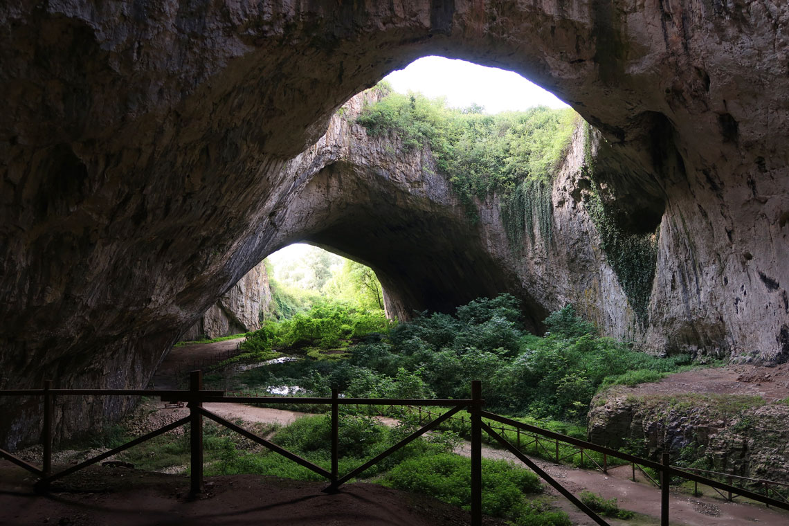 Die Devetashka-Höhle war im Actionfilm The Expendables 2 zu sehen, der 2011 gedreht wurde. Das Oberste Verwaltungsgericht Bulgariens erklärte, dass bestimmte Handlungen während der Dreharbeiten gegen die bulgarischen Umweltvorschriften verstoßen. Infolgedessen wurde ein vom Expendables-Team beauftragter Auftragnehmer nachträglich mit einer Geldstrafe belegt, weil er Büsche vor der Höhle geschnitten hatte. Auch während der Dreharbeiten zu dem tödlichen Stunt kam es zu Auseinandersetzungen zwischen dem Filmteam und den Behörden wegen Schäden an der Höhle. Laute Geräusche, helle Lichter, Menschenmassen und Feuer in der Nähe der Höhle haben möglicherweise dazu geführt, dass eine große Anzahl von Fledermäusen aus der Höhle gezogen ist. Bis Ende 2012 waren die meisten Fledermäuse jedoch in die Höhle zurückgekehrt.