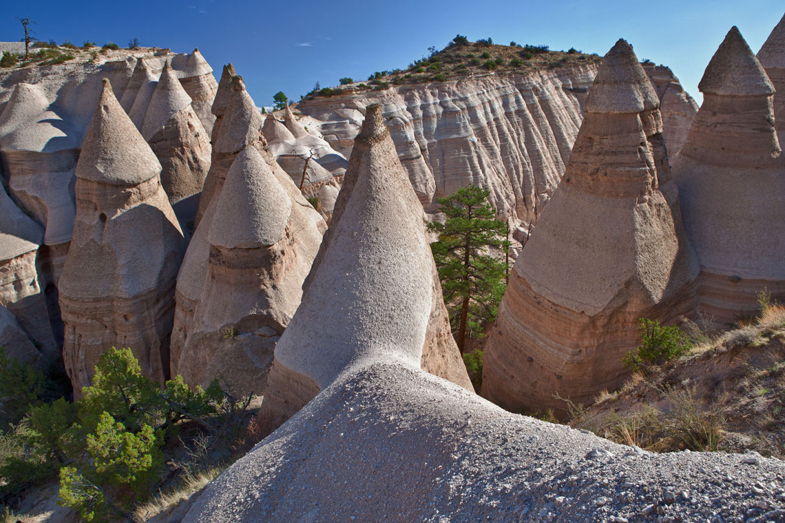 Das Kasha-Katuwe-Tent Rocks National Monument liegt 60 km südwestlich von Santa Fe in New Mexico, USA. Lokale Felsen sind als "Zeltfelsen" bekannt, was übersetzt "Zeltfelsen" oder "Zeltfelsen" bedeutet, was tatsächlich ihrem Aussehen entspricht.