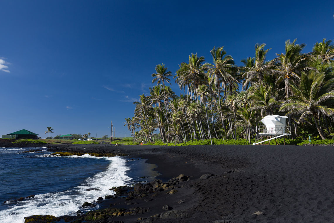 プナルウ ビーチはハワイ島 (ハワイの主要 XNUMX 島の XNUMX つ) にあり、驚くべき黒い砂で最もよく知られているため、「ブラック サンド ビーチ」と呼ばれています。 黒砂は海水によって磨かれた火山溶岩で、安全で触り心地も快適です。