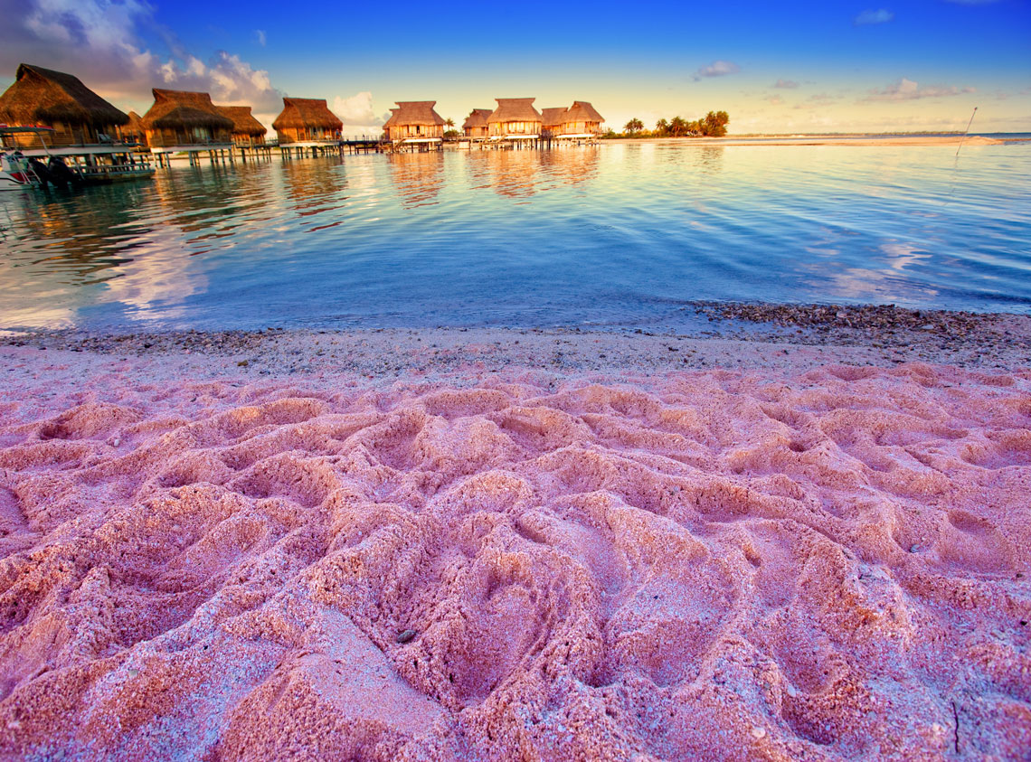 Sebidang tanah kecil, terkenal di seluruh dunia dengan pantai pasir merah jambu yang unik, dipanggil Pasir Merah Muda (Pantai Pasir Merah Jambu). Ia terletak di Pulau Harbour di Bahamas. Air turquoise paling tulen dan pasir vanila, yang dalam keadaan tertentu memperoleh warna merah jambu, adalah kunci kepada percutian yang romantis dan indah.