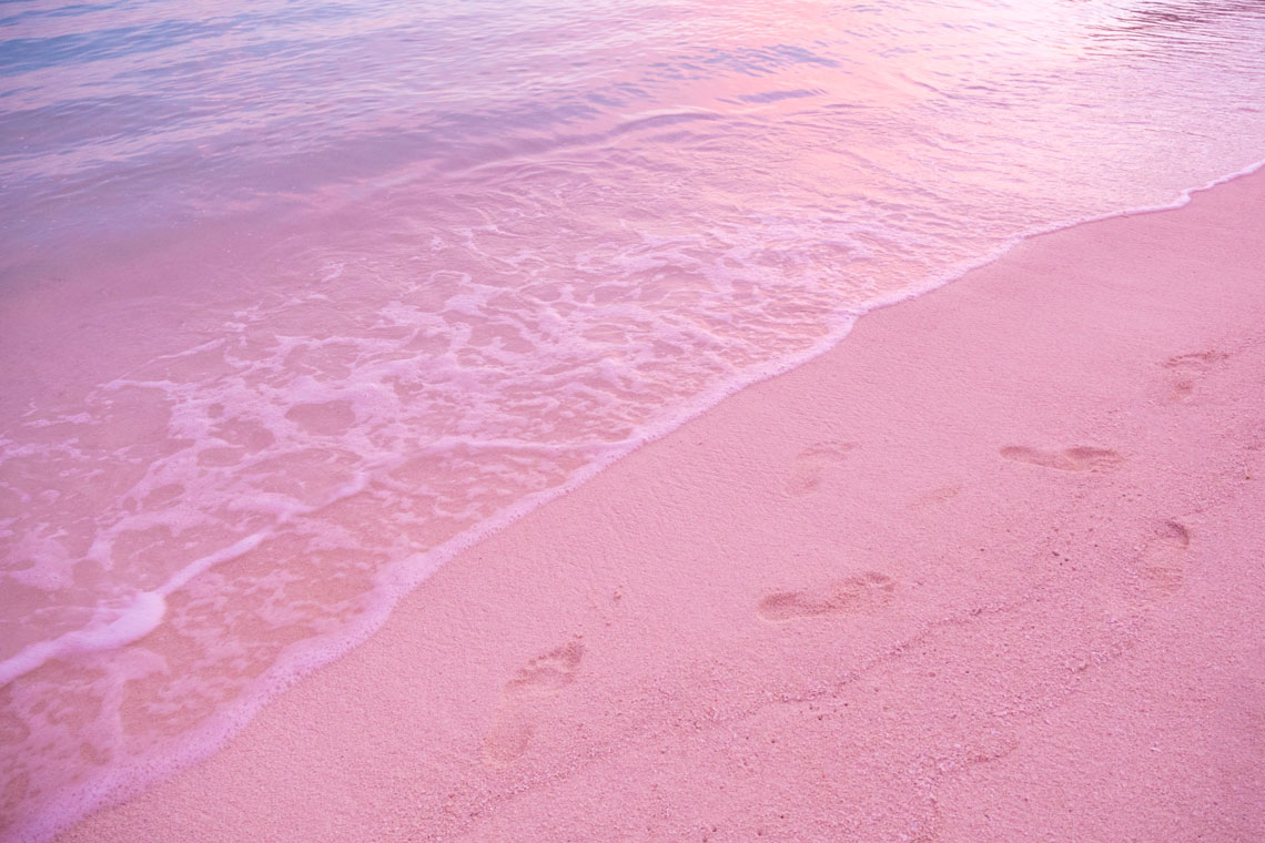 Pink Beach adalah fenomena yang agak jarang berlaku yang mengagungkan Pelabuhan di seluruh dunia. Pulau itu sendiri agak kecil – 2 km lebar dan 5 km panjang, tetapi berkat garis pantainya yang berwarna-warni, ia telah mendapat kemasyhuran sebagai destinasi percutian popular di kalangan selebriti dan pelancong dari seluruh dunia.