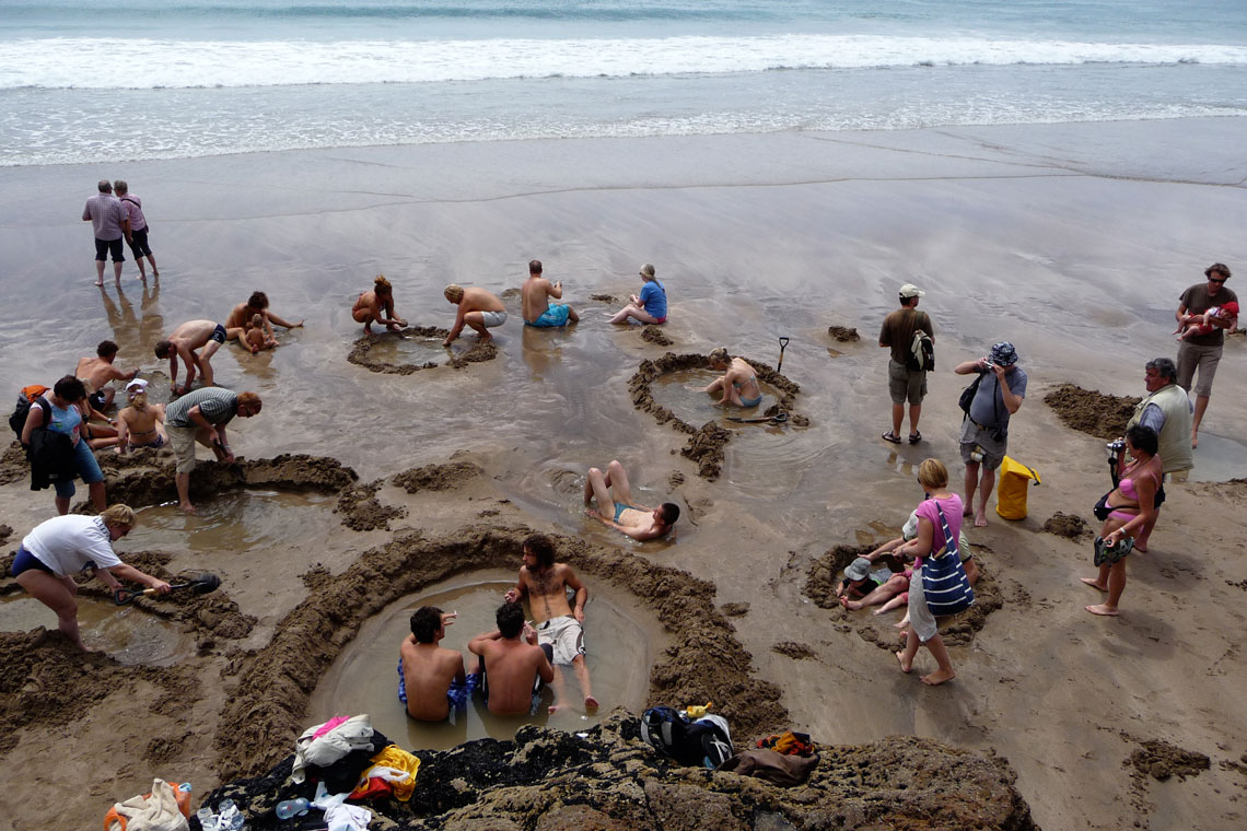 Selama dua jam di kedua-dua belah air surut, anda boleh menggali pasir, membenarkan air panas naik ke permukaan, mewujudkan kolam air panas. Suhu di sini mencecah +64º C. Oleh itu, pantai New Zealand tidak kalah dengan salun SPA terbaik di dunia.