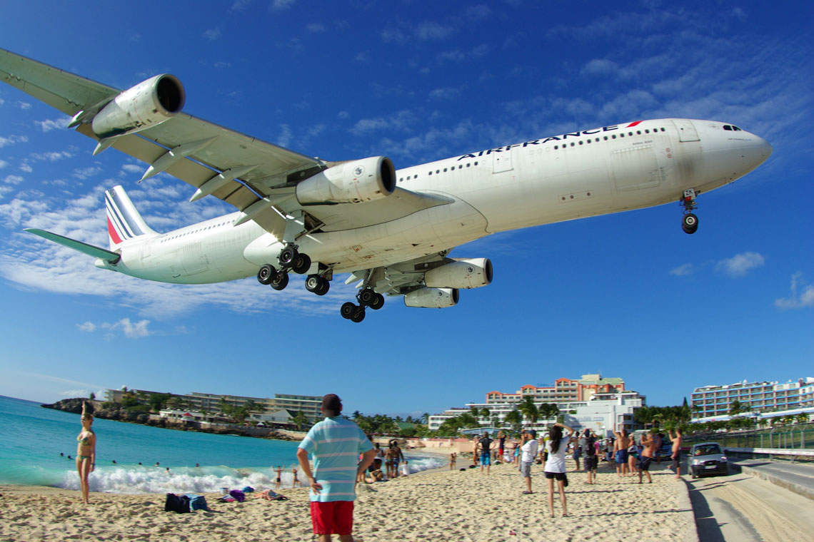 On average, only every 4th aircraft landing here can create a strong gust of wind with their jet engines. Despite difficult landing conditions, not a single crash on Maho Beach has yet been recorded.