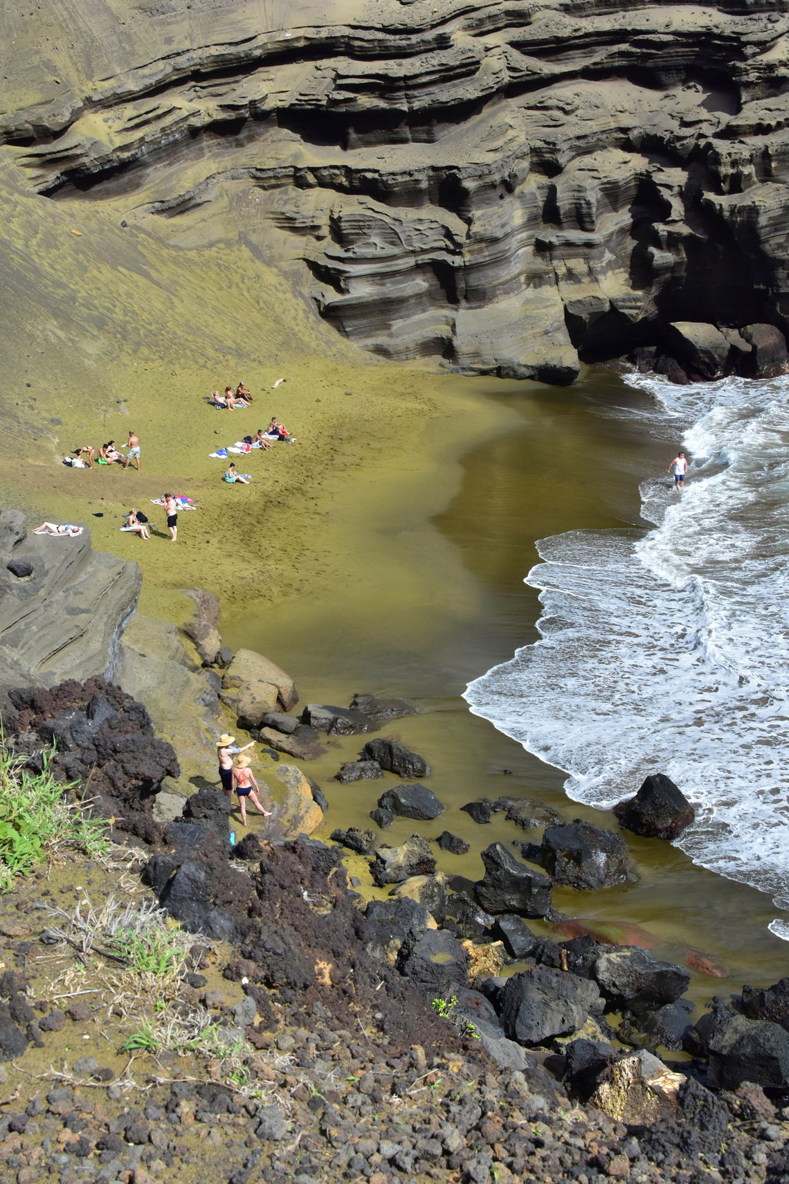 Esta praia é ladeada por rochas de diferentes lados e apenas de um lado tem acesso ao oceano. Está rodeado por pastagens e só é acessível a pé. Para chegar à praia, é preciso descer o cone de cinzas. Se você olhar para a Green Sands Beach de longe, ela parece verde, mas se você se aproximar, verá que ela fica dourada.