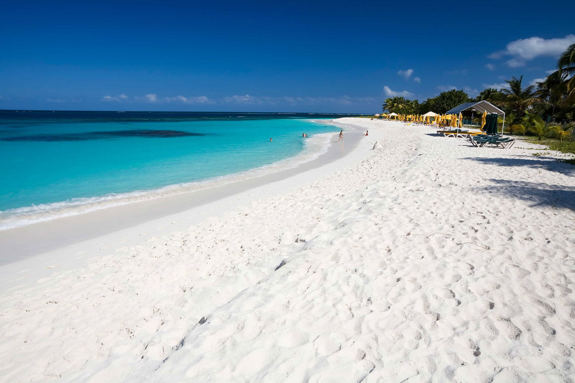 Hyams Beach es una playa de arena blanca de fama mundial situada a orillas de Jervis Bay (Nueva Gales del Sur) en Australia. La arena aquí es de un blanco tan deslumbrante que en los días soleados necesitas gafas de sol para mirarla.