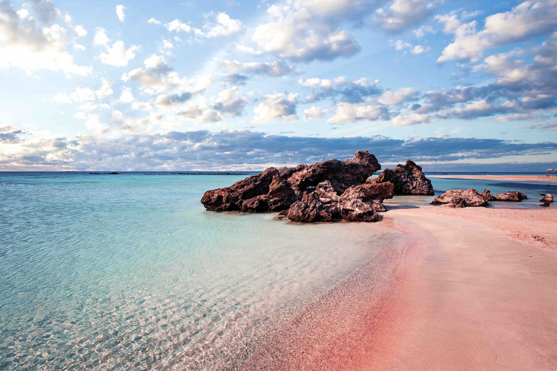 En el Mar Mediterráneo hay una isla deshabitada de Elafonisi. Es conocida por sus playas de arena rosa. La isla está a solo 100 metros de la isla griega de Creta, por lo que con la marea baja, en ausencia de olas, puedes vadear hasta Elafonisi desde Creta.