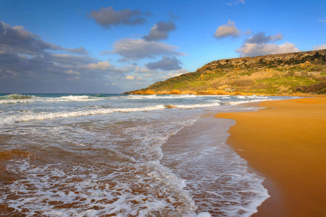 Ramla Bay Beach es la mejor playa de la isla maltesa de Gozo en el mar Mediterráneo. Esta es la verdadera costa dorada, es aquí donde verá que la expresión "arena dorada" se puede tomar literalmente.