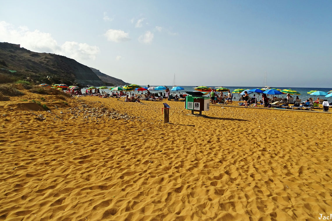 Ramla Bay Beach es bastante amplia y es popular entre la gente de Malta porque es arenosa, lo cual es raro en la rocosa Malta. Ramla Bay Beach atrae a turistas de todo el mundo con su irresistible color de arena, que la hace única en todo el mundo.