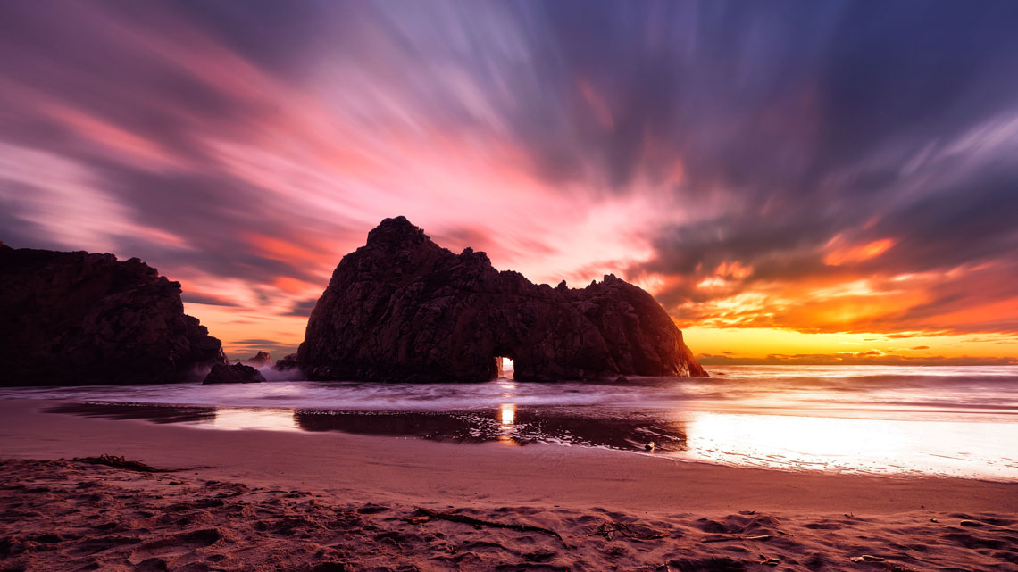 Durante un número limitado de días en diciembre y enero de cada año, los fotógrafos se agolpan en la playa para capturar fotos del sol poniente mientras brilla fabulosamente a través del arco.
