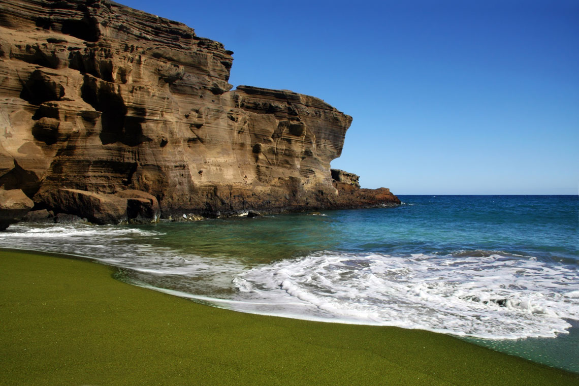 Además de la Black Beach en las islas de Hawái, existe la no menos interesante Papakolea Beach, también conocida como Green Sand Beach o Mahana Beach. Es popular entre los turistas debido a la arena rica en olivino que se encuentra en la playa, lo que le da a la playa su distintiva coloración verde oliva.