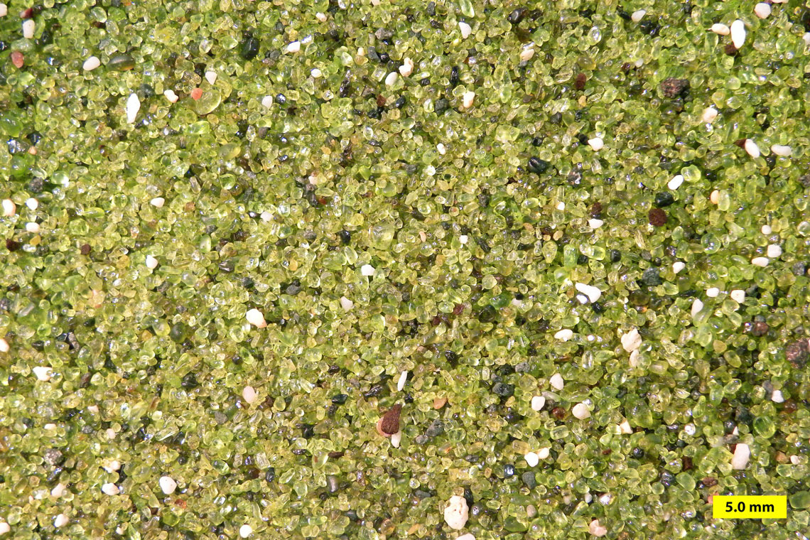 Cristales de olivino son arrojados a tierra desde un cabo que se derrumba bajo la acción del mar. El olivino, al ser más denso que la matriz de ceniza que lo encierra, tiende a acumularse en la playa, mientras que la arena volcánica menos densa es arrastrada hacia el mar. Aunque estos cristales eventualmente se erosionarán a través de la intemperie y el ataque químico, la erosión constante del anillo de toba asegura un suministro constante de "arena verde" a Papacolea Beach en el futuro previsible.