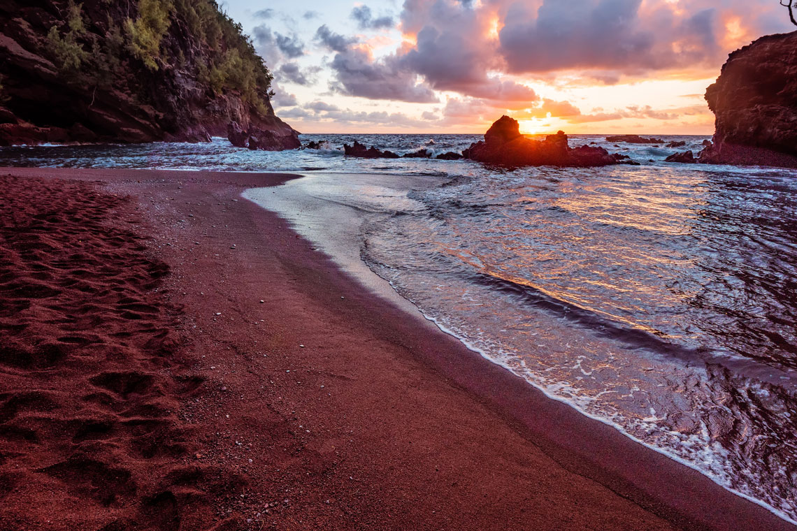Pantai unik Kepulauan Hawaii telah lama menarik wisatawan dari seluruh dunia. Selain pantai Hitam dan Hijau di pulau Maui ini, ada juga Pantai Merah Kaihalulu (atau Pantai Pasir Merah). Ini adalah salah satu dari sedikit pantai pasir merah di dunia.