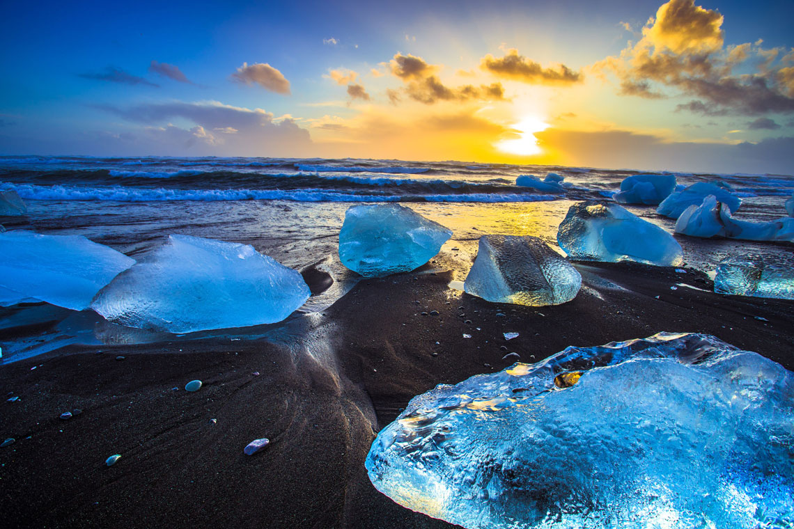 Di Islandia ada gletser besar Vatnajökull yang indah, dan di sebelahnya ada laguna glasial terbesar, Jokulsarlon, dan di sebelahnya ada pantai berpasir yang disebut Breidamerkyursandur (di Islandia, semua namanya aneh). Jadi mereka menyebutnya "Pantai Berlian" karena pecahan es yang jatuh di pasir bersama air pasang, di mana mereka tetap berkilau seperti batu mulia.