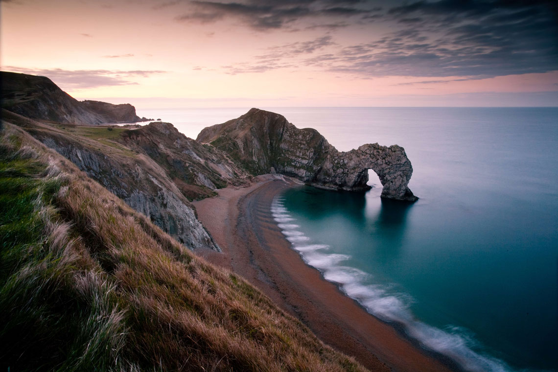Pantai Jurassic dipanggil Dorsetshire dan Pantai Devon Timur. Pada tahun 2001, ia telah disenaraikan sebagai Tapak Warisan Dunia UNESCO di UK. Ini adalah tapak Warisan Dunia semula jadi yang pertama di negara ini.