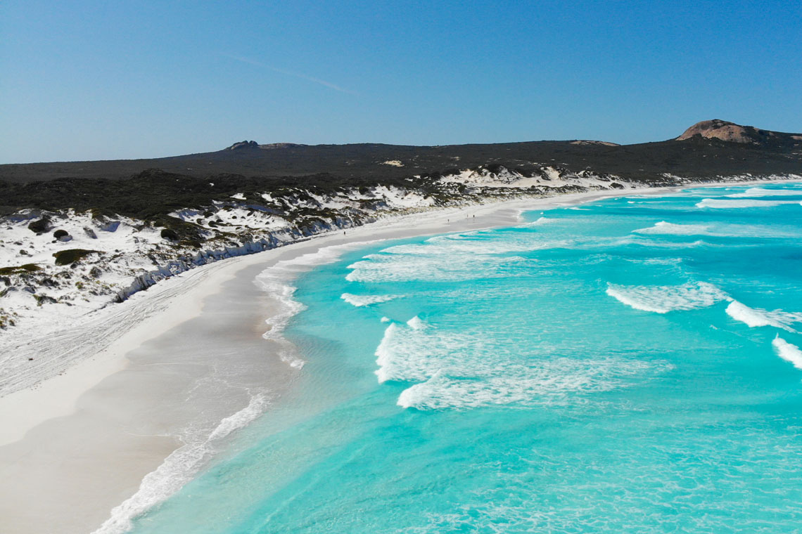 Пляж з кенгуру невеликий, його довжина лише 5 км. Він йде півколом, утворюючи невелику бухту. Пісок на пляжі справді білий, дуже маленький і скрипить як сніг під ногами. У 2017 році тут було проведено наукове випробування щодо того, що цей пляж має найбіліший пісок в Австралії, а можливо, і у світі. Дослідження показало, що пісок на пляжі Lucky Bay (як і на всесвітньо відомому пляжі Сієста Біч) складається з дрібних зерен молочного або матового кварцу і практично без домішок.