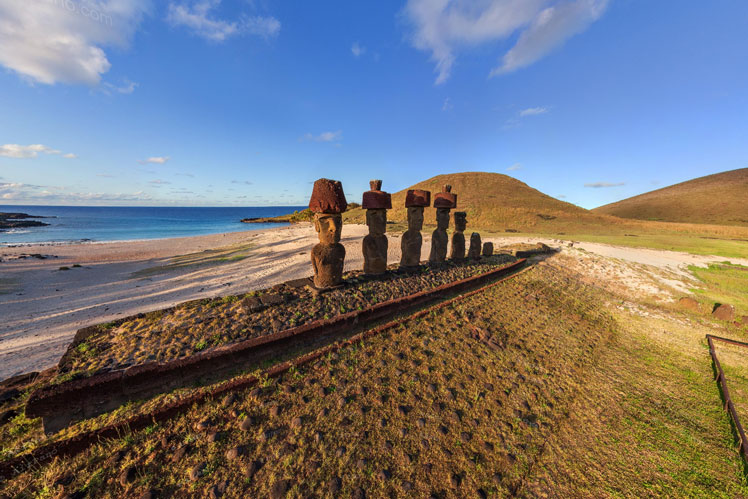 Ahu Naunau di pantai Anakena | Patung Pulau Paskah, Chili