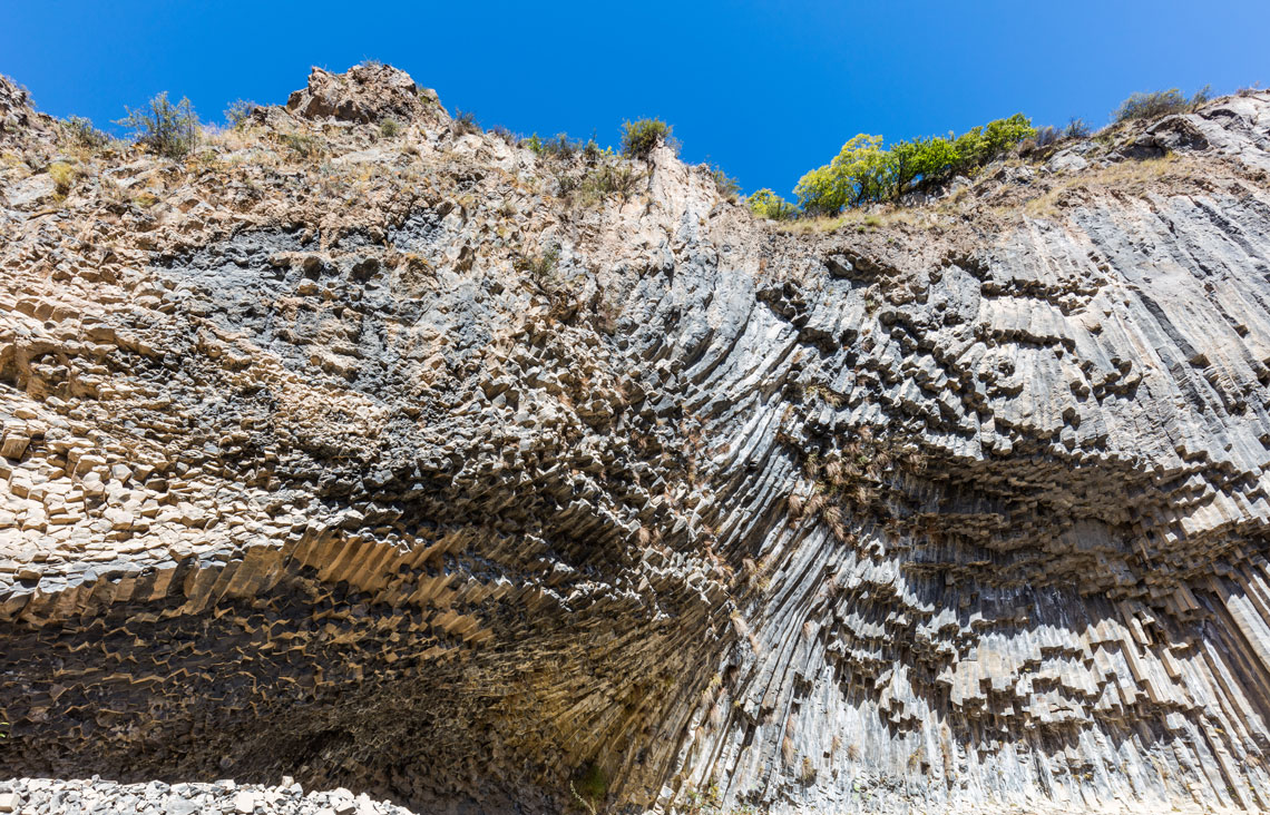 Ущелина Гарні знаходиться в Котайкській області (Вірменія), поблизу селища Гарні (23 км на схід від Єревана). Це одне з найвідоміших туристичних місць у Вірменії. Ущелина Гарні знаменита прекрасними скелями з базальтових колон, що добре збереглися. Вони піднімаються до верхньої частини ущелини. Цю частину ущелини Гарні називають «Симфоном каміння».
