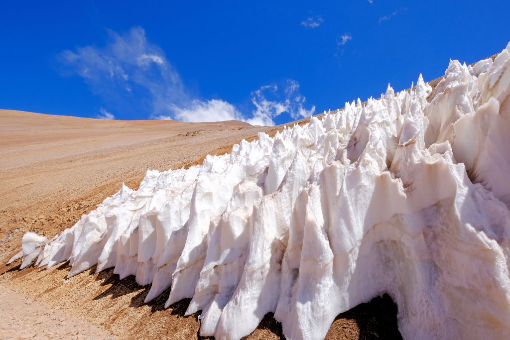 «Сніги, що каються» на гірському перевалі Пасо-де-Агуа-Негра, що сполучає Аргентину і Чилі (Південна Америка)