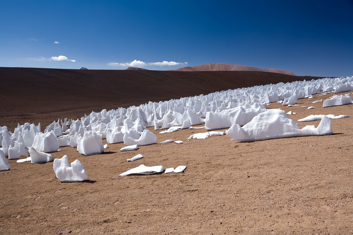 Кальгаспори в пустелі Атакама, недалеко від комплексу радіотелескопів Atacama Large Millimeter Array, Чилі (Південна Америка)