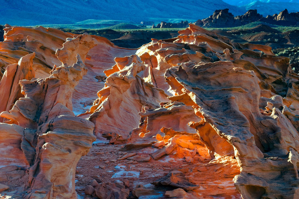 Since December 2016, Little Finland and its environs have been under additional federal protection at the Gold Butte National Monument. The rock formations here are composed of red Aztec sandstone and fossil sand dunes. Minor names of this area are associated with goblins and the devil, as many of the rock formations look intimidating.