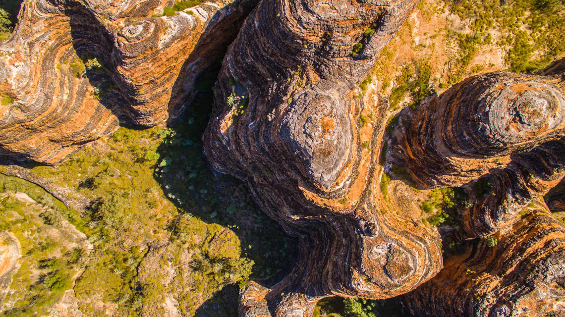 翻译自澳大利亚土著语言之一，“Purnululu”的意思是“砂岩”。 国家公园境内的山体具有重要的科学意义，因为它们生动地展示了砂岩形成锥形岩溶地层的过程（地貌学家仍然很少研究这种现象）。