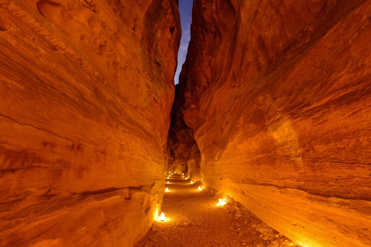 Kanion Siq w nocy | Starożytne miasto Petra w Jordanii