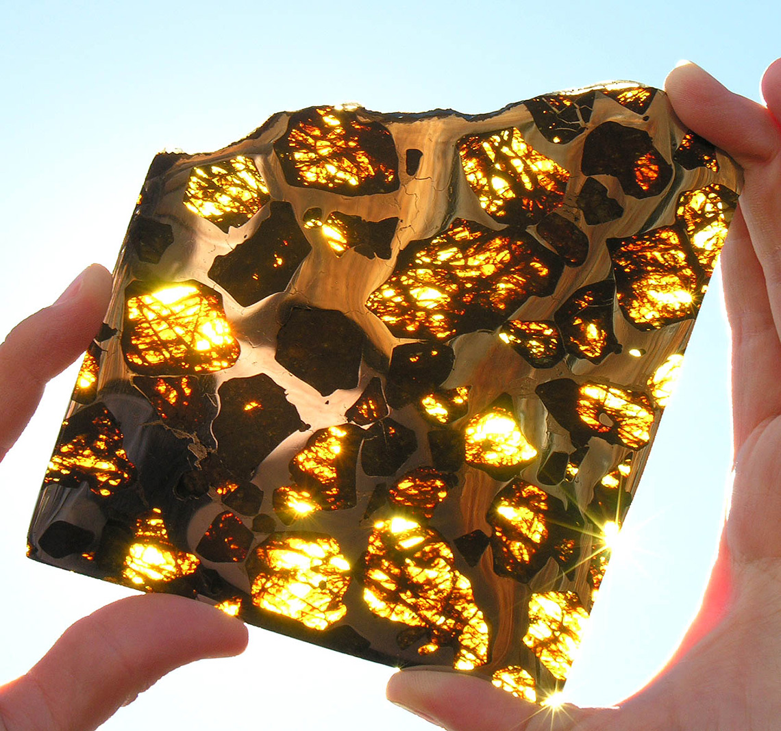 Фукан содержит множество прозрачных кристаллов оливина, чья поверхность обладает большой степенью преломления света, что делает этого «космического скитальца» самым выдающимся и уникальным представителем упавших на Землю метеоритов.