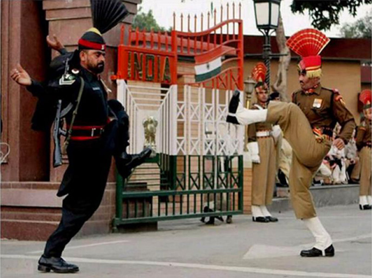 भारत और पाकिस्तान की सीमा पर गार्ड का मूल परिवर्तन :)