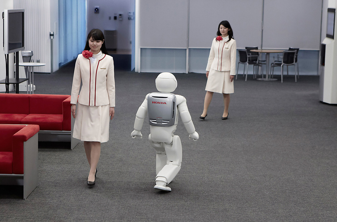 ASIMO förutsäger riktningen en person kommer att ta under de närmaste sekunderna och hittar snabbt en väg runt