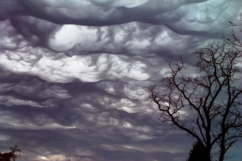 Nubes de asperitas sobre el pueblo de Pocahontas (Missouri, EE.UU.)