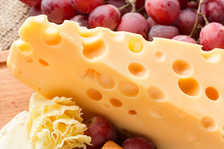 Fromage emmental avec des raisins