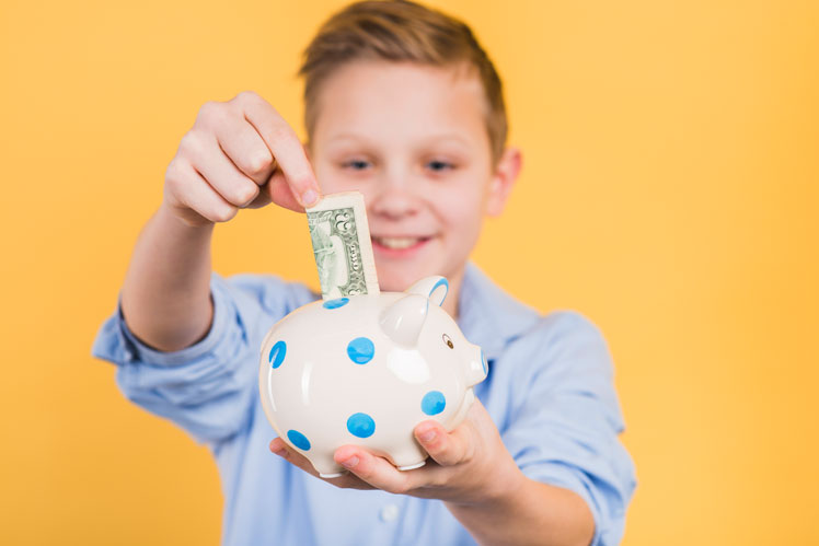 Cómo enseñar a tu hijo a administrar el dinero