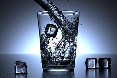10 powodów, aby codziennie pić wodę