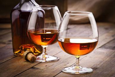 Interessante feiten over cognac: plaats en technologie van de productie ervan