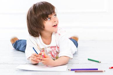 ¿Se deben dar crayones a los niños pequeños?