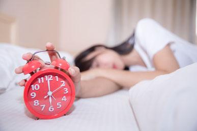 Як нестача сну формує зайву вагу