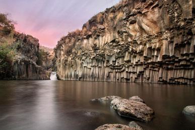 육각형 분지, Kasha-Katuwe-Tent Rocks, 미국 모노 호수, Devetashka 동굴, Yeglu Geopark: 외계인 사이트