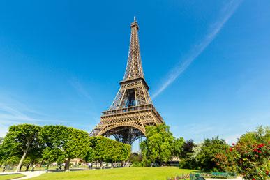 Eiffelova věž je nejnavštěvovanější a nejfotografovanější památka na světě.