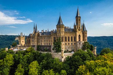 Hohenzollern Slot: en imponerende struktur på toppen af ​​et bjerg